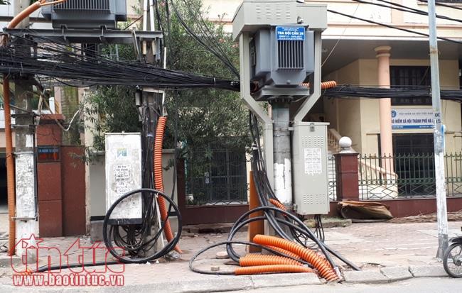 Dây điện, dây cáp viễn thông 'giăng bẫy' người dân trên phố ở Hà Nội ảnh 13